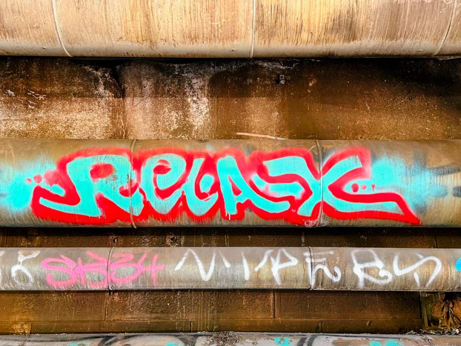 RELAX – Graffiti auf Industrierohren, Fundort-Fotografie